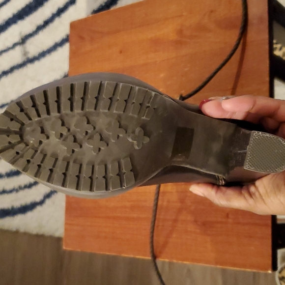 Shoes - Picture 4 of 4